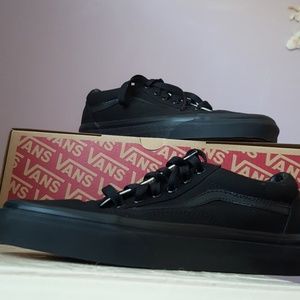 All Black Unisex Vans Ward Low Top Sneakers